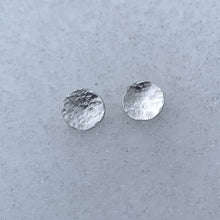 Load image into Gallery viewer, Hammered Silver Disc Earrings 1/2"