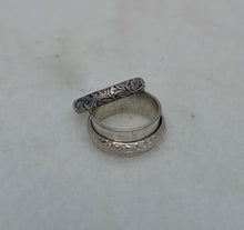 Load image into Gallery viewer, Floral Band Ring