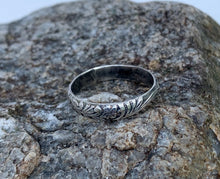 Load image into Gallery viewer, Floral Band Ring