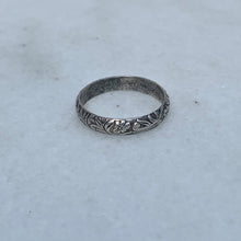 Load image into Gallery viewer, Floral Band Ring