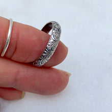 Load image into Gallery viewer, Floral Band Ring