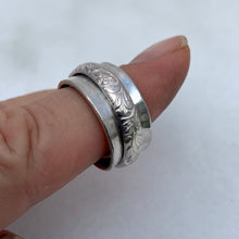 Load image into Gallery viewer, Floral Spinner Ring / Spinner Ring with Floral Band