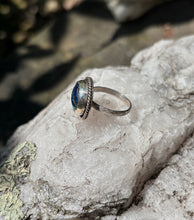 Load image into Gallery viewer, Sundials Ring on Deco Band
