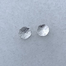 Load image into Gallery viewer, Hammered Silver Disc Earrings 1/2&quot;
